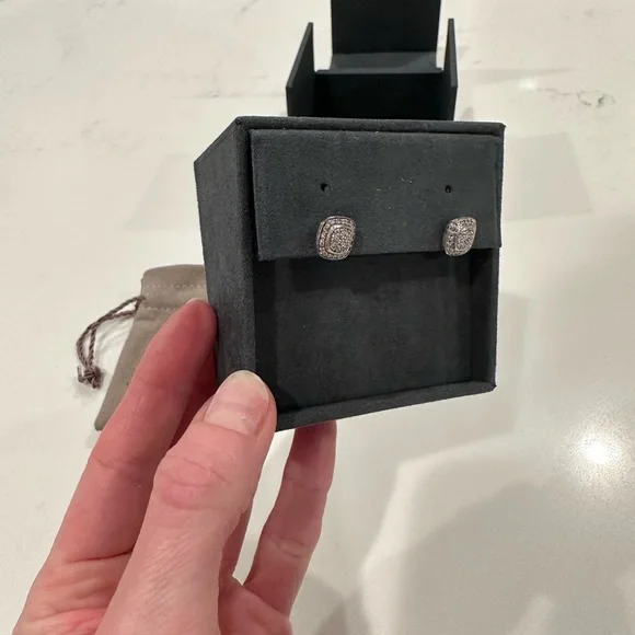 📦 MOVING SALE 📦 David Yurman Petite Albion Diamond Stud Earrings - Picture 4 of 8